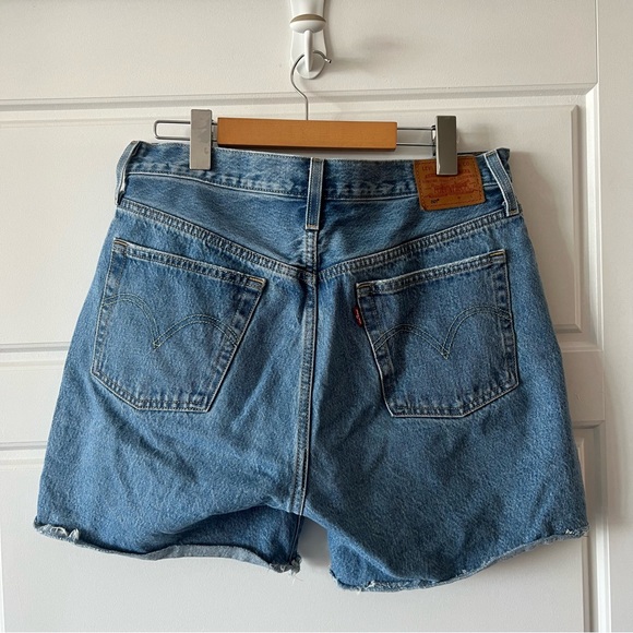 Women's Levi's 501 mid-thigh shirt, size 30, light denim - Picture 2 of 6